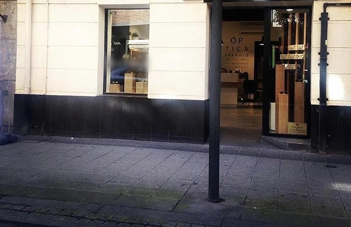 Fachada de Óptica Erandio en Obieta Kalea 28, con el rótulo ÓPTICA ERANDIO sobre la entrada y el escaparate a la izquierda
